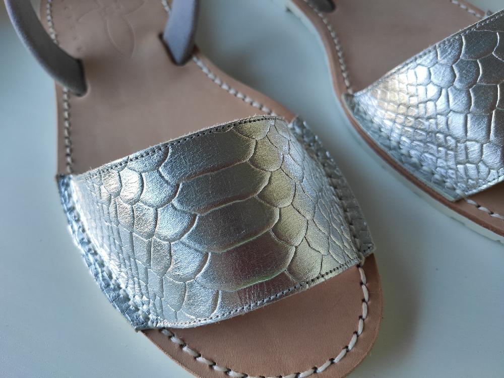 Del rio london Metallic snake embossed sandals silver Descuento por venta flash