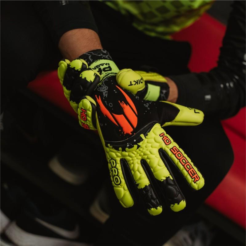 Ho soccer Guante Adikt Pro Magnetic Lime Blast Solo queda un día
