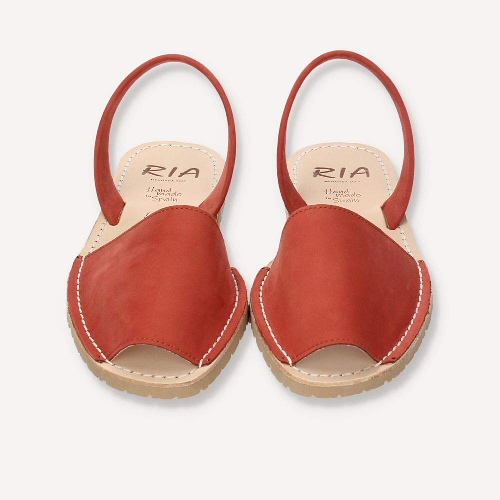 Ria Menorca Menorquina mujer Menorca Terracota Ahorra y exporta