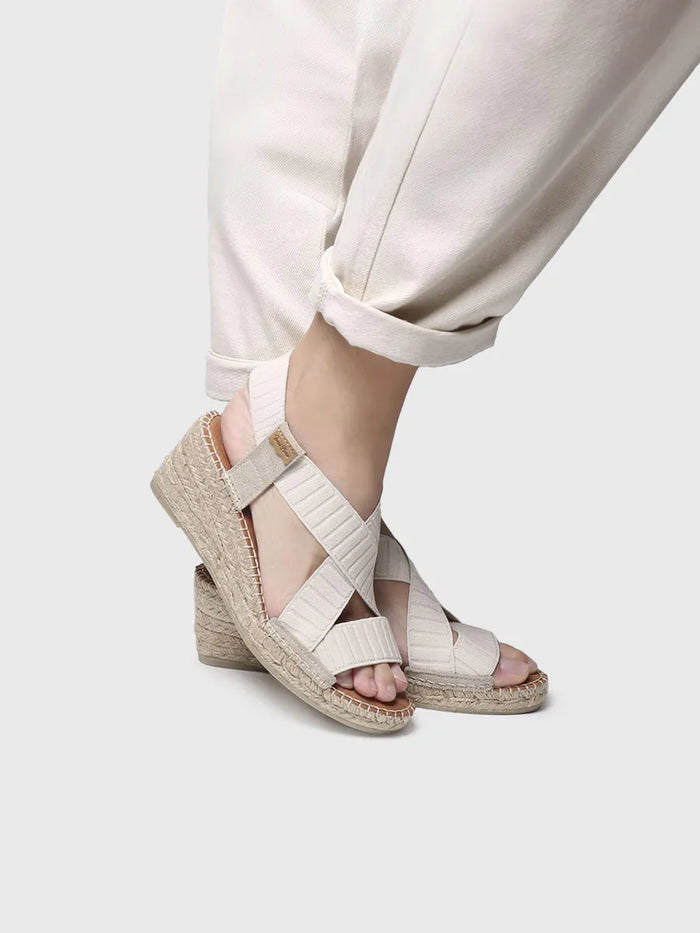 toni pons TURA-TR - Sandalia de cuña con tiras elásticas en color Crudo | TURA-TR ÚLTIMAS EDICIONES