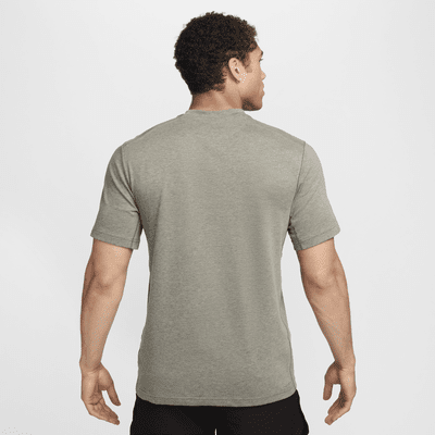 Nike Nike Primary SwooshCamiseta Dri-FIT versátil de manga corta - Hombre Libre de impuestos
