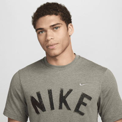 Nike Nike Primary SwooshCamiseta Dri-FIT versátil de manga corta - Hombre Libre de impuestos