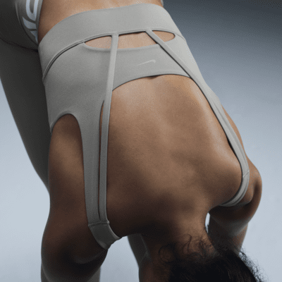 Nike Nike ZenvySujetador deportivo de sujeción media con almohadilla y escote alto - Mujer Tienda