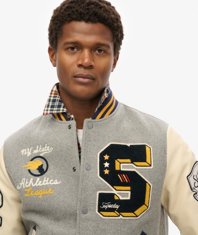 superdry Cazadora bómber con insignia universitaria Mejor oferta